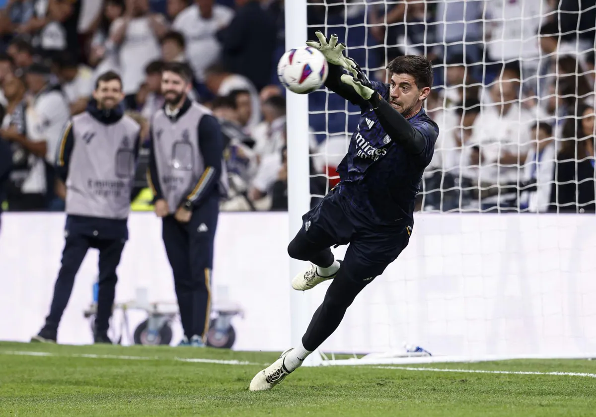 Thibaut Courtois, el martes durante el calentamiento previo al partido de Liga en el Bernabéu contra el Alavés