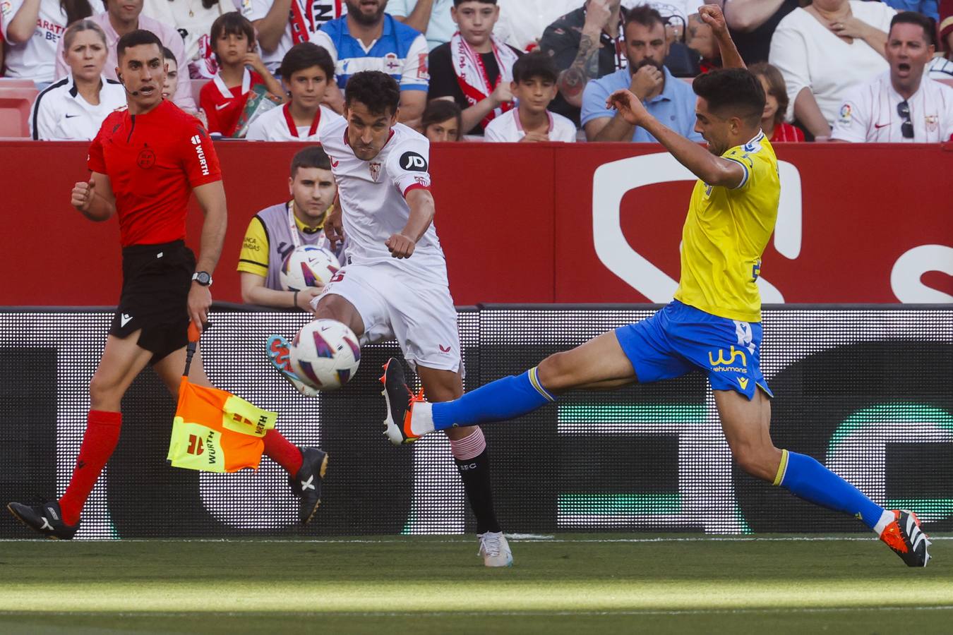 Algunas imágenes de Jesús Navas como futbolista del Sevilla en sus dos etapas, tras su periplo en la Premier