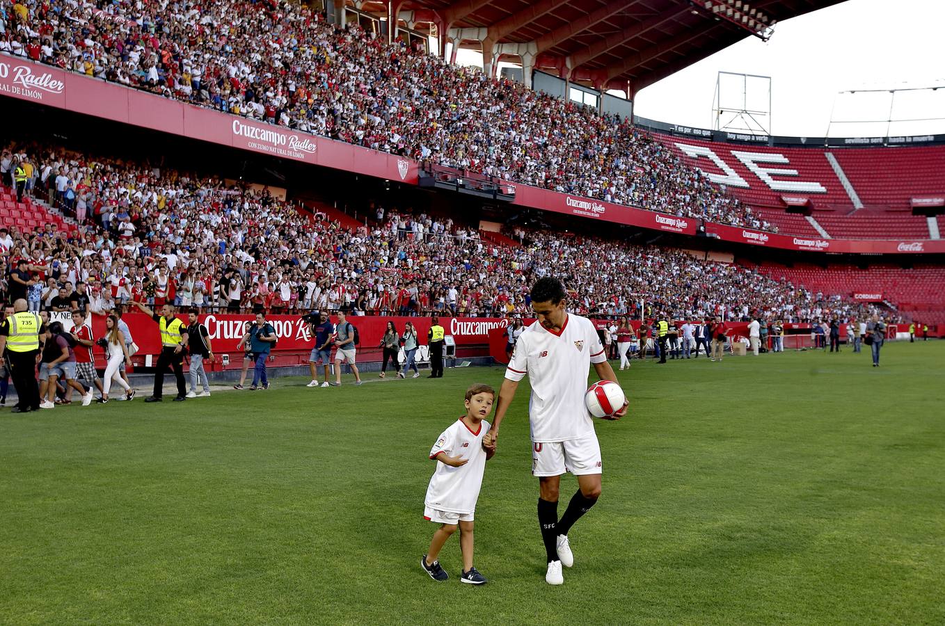 Algunas imágenes de Jesús Navas como futbolista del Sevilla en sus dos etapas, tras su periplo en la Premier