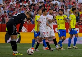 Jesús Navas y Sergio Ramos, durante el encuentro Sevilla - Cádiz en el Sánchez-Pizjuán