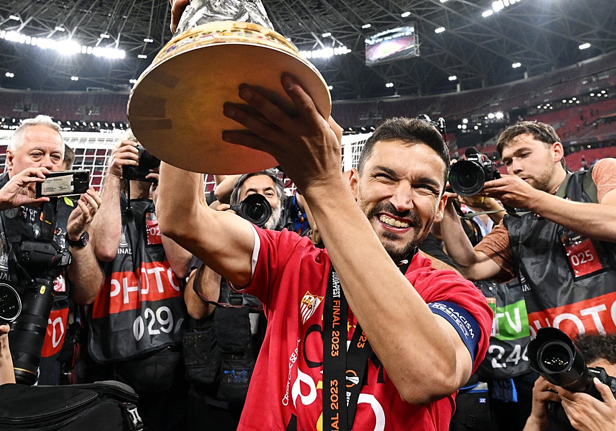 Jesús Navas, tras conquistar la séptima Europa League del club el pasado mes de mayo en Budapest