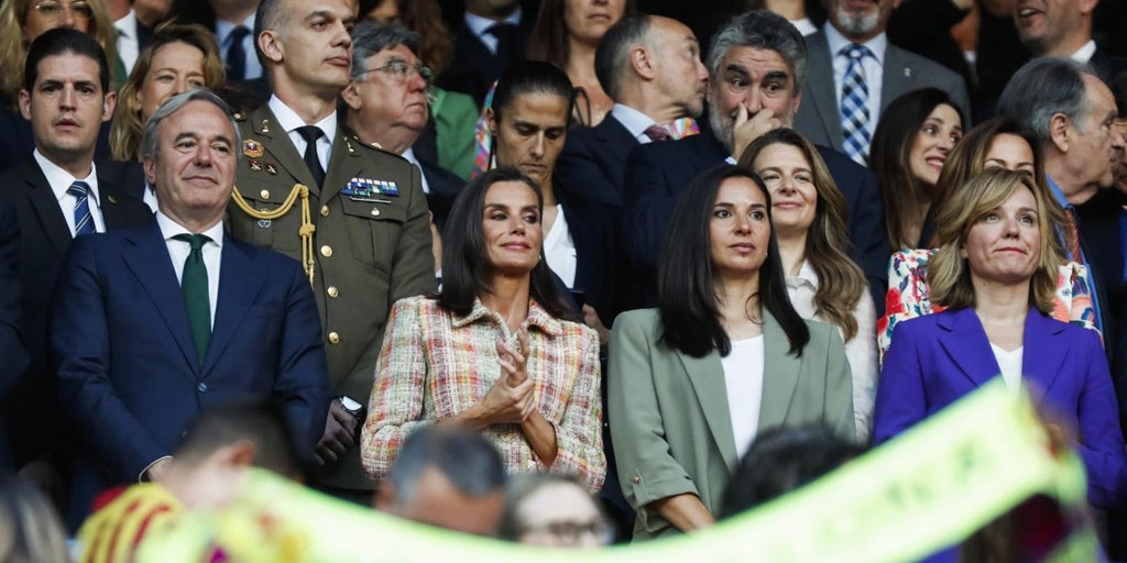 Los aficionados de Barcelona y Real Sociedad pitan el himno de España antes de la final de la Copa de la Reina