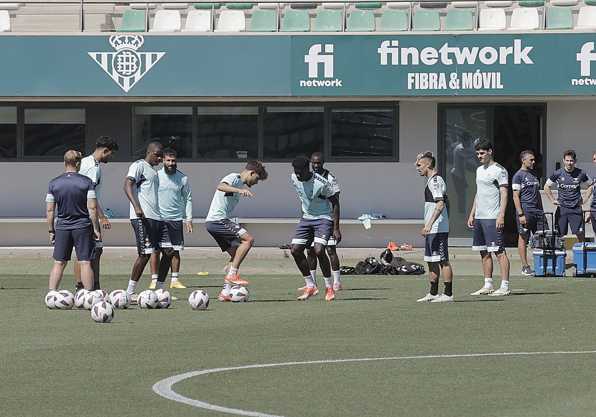 Los jugadores del Betis, ejercitándose este sábado en la ciudad deportiva