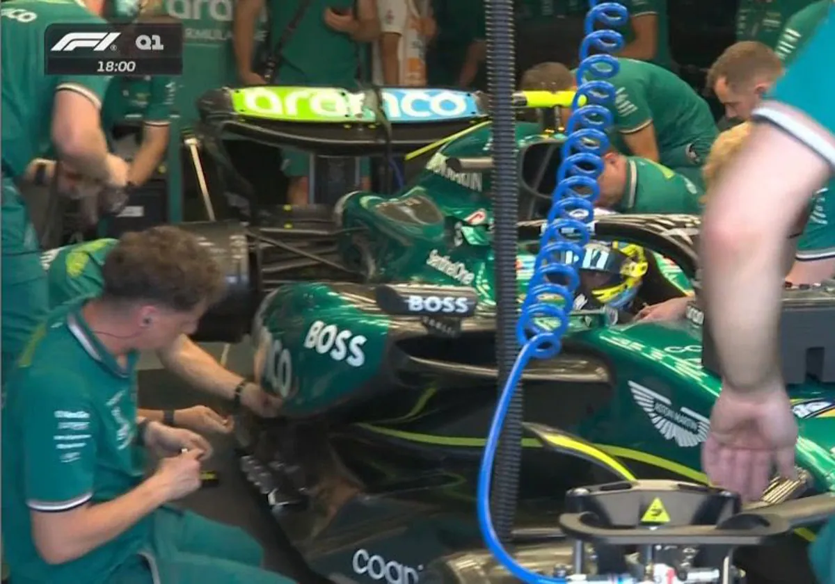 Los mecánicos de Aston Martin, en el coche de Alonso