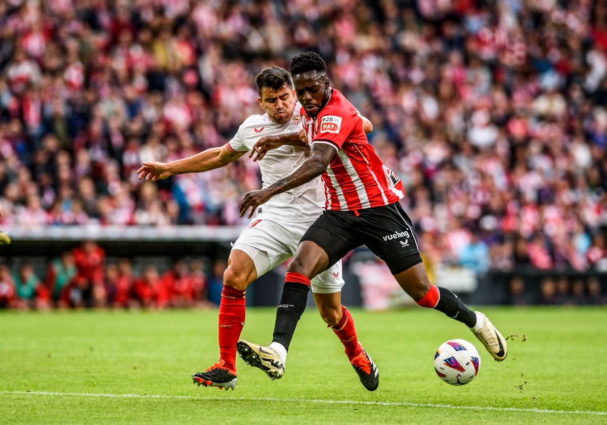 Acuña encima a Iñaki Williams en el Athletic - Sevilla