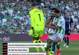 El audio de la revisión del VAR del gol anulado a Ayoze: «Es una mano inmediata a gol»