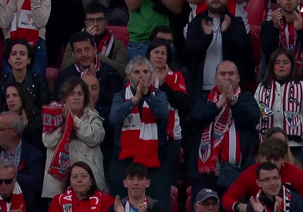 Los aficionados del Athletic aplauden a Jesús Navas