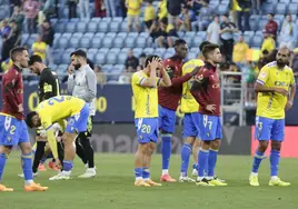 Los jugadores del Cádiz, hundidos tras irse a Segunda