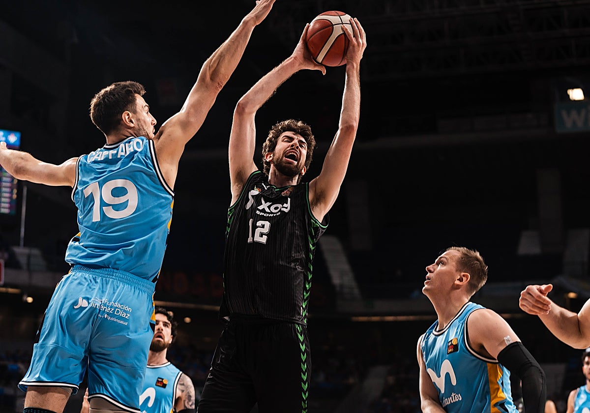 Domènech, atrapando un rebote ante el estudiantil Cáffaro