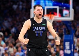 Luka Doncic celebra una acción durante el Dallas Mavericks-Oklahoma City Thunder