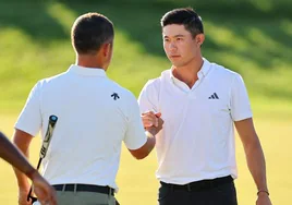 Xander Schauffele y Collin Morikawa de EE.UU. se dan la mano durante la tercera ronda del PGA en el Valhalla Golf Club