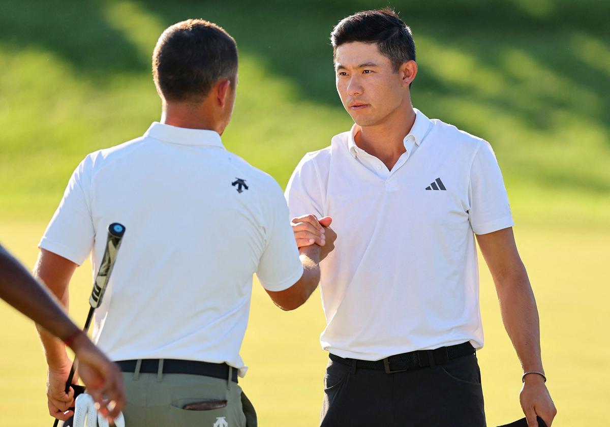 Xander Schauffele y Collin Morikawa de EE.UU. se dan la mano durante la tercera ronda del PGA en el Valhalla Golf Club