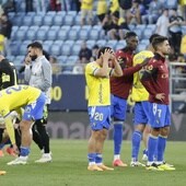 Los jugadores del Cádiz, tras certificarse el descenso a Segunda división