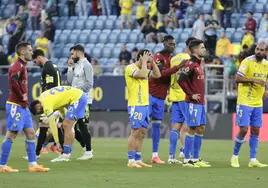 Los jugadores del Cádiz, tras certificarse el descenso a Segunda división