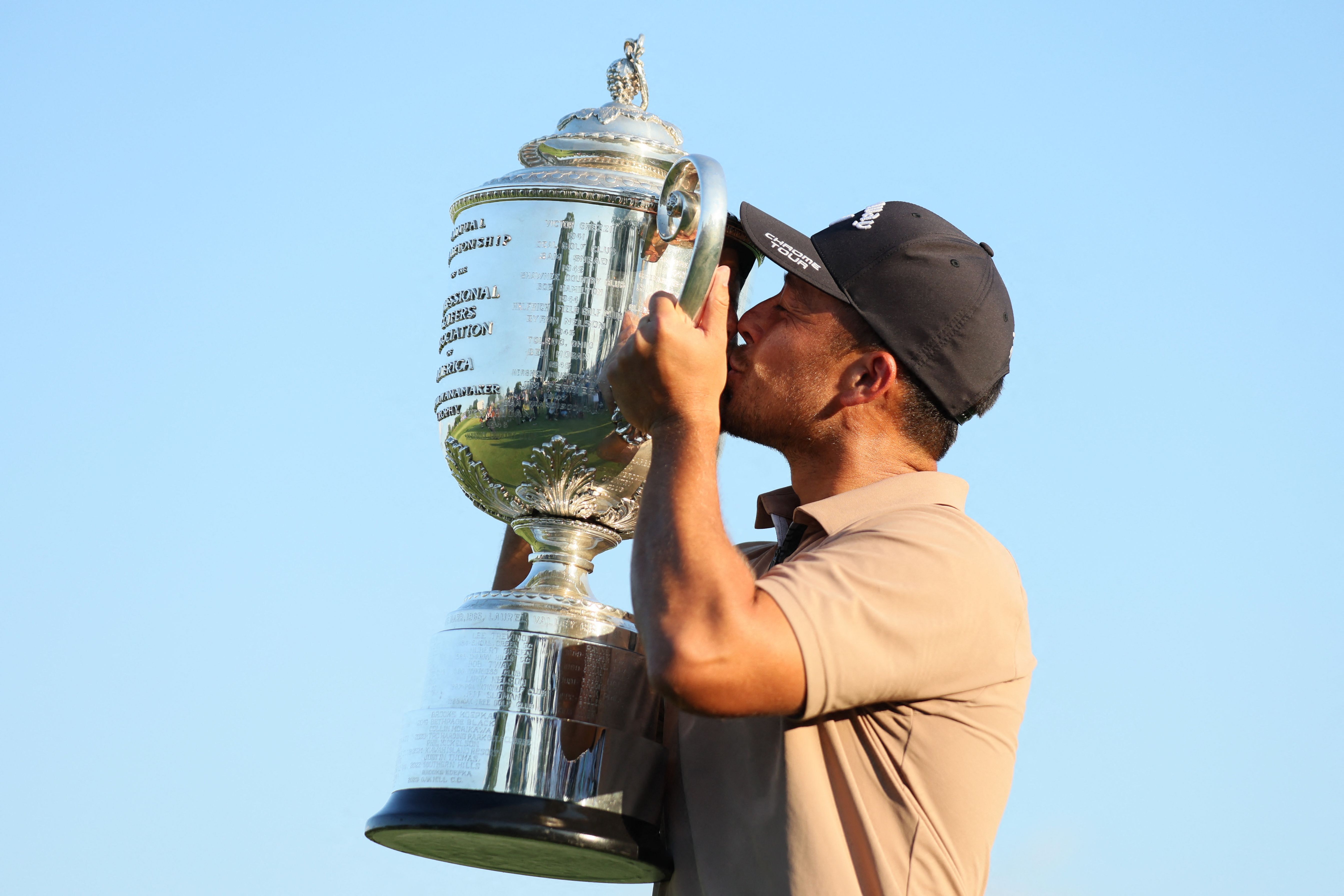 Xander Schauffele celebra su triunfo en el PGA Championship en el Valhalla Golf Club de Louisville, Kentucky