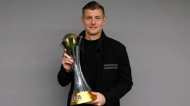 Toni Kroos con el trofeo de campeón del Mundial de Clubes