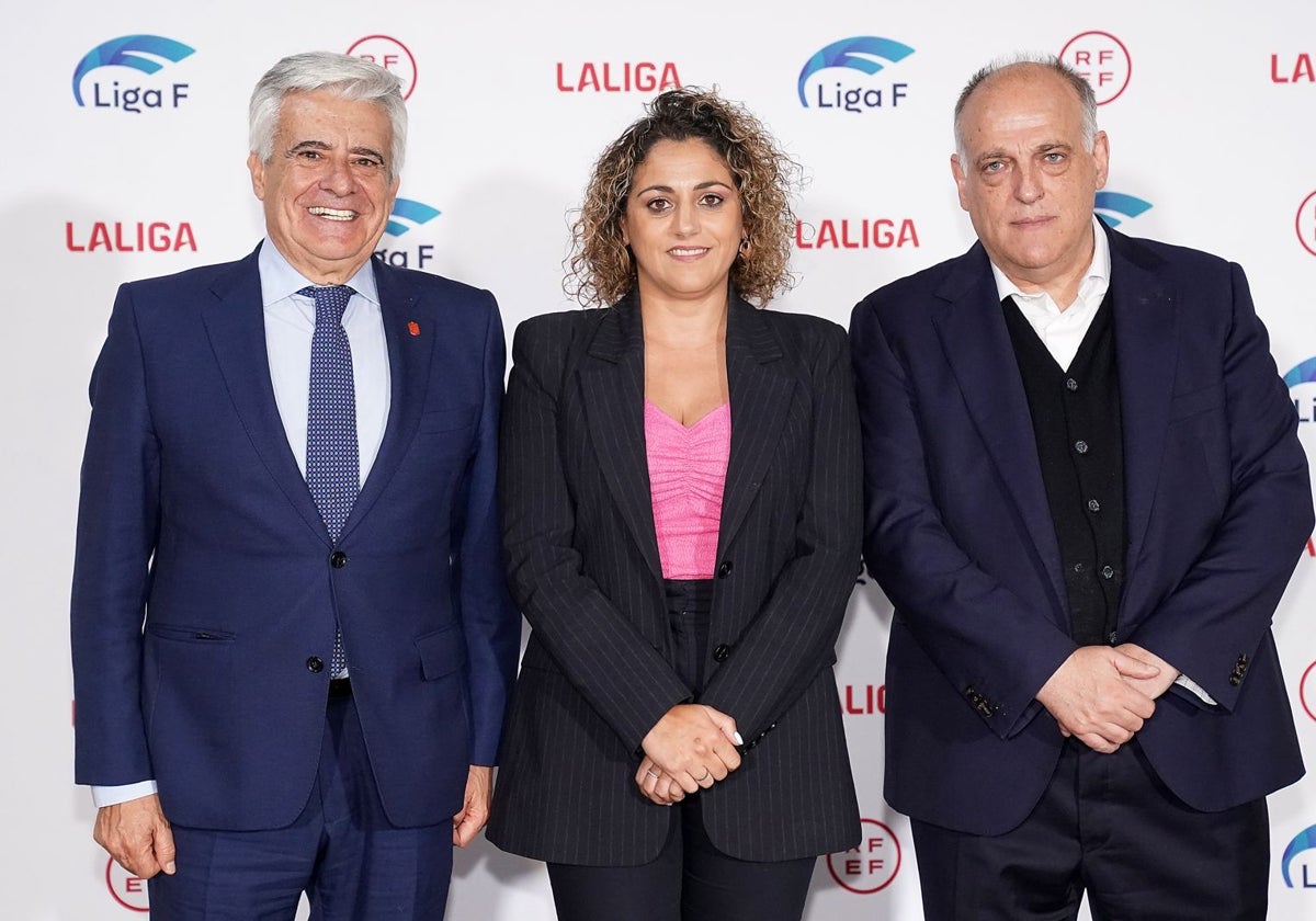 Pedro Rocha, Beatriz Álvarez y Javier Tebas, presidentes de la RFEF, la Liga F y la Liga