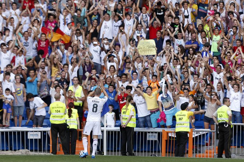 Toni Kroos saluda a la afición del Real Madrid el día de su presentación en el Santiago Bernabéu