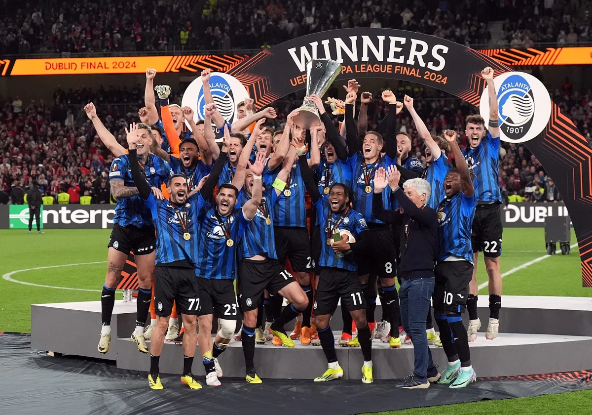 Los jugadores de la Atalanta, tras proclamarse campeones de la Europa League