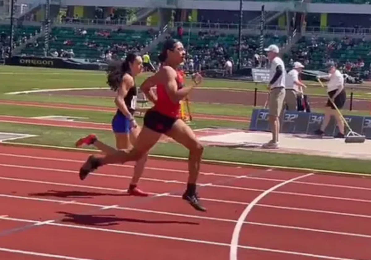 Aayden Gallagher en la prueba de 200 metros de los Campeonatos Estatales de Oregón