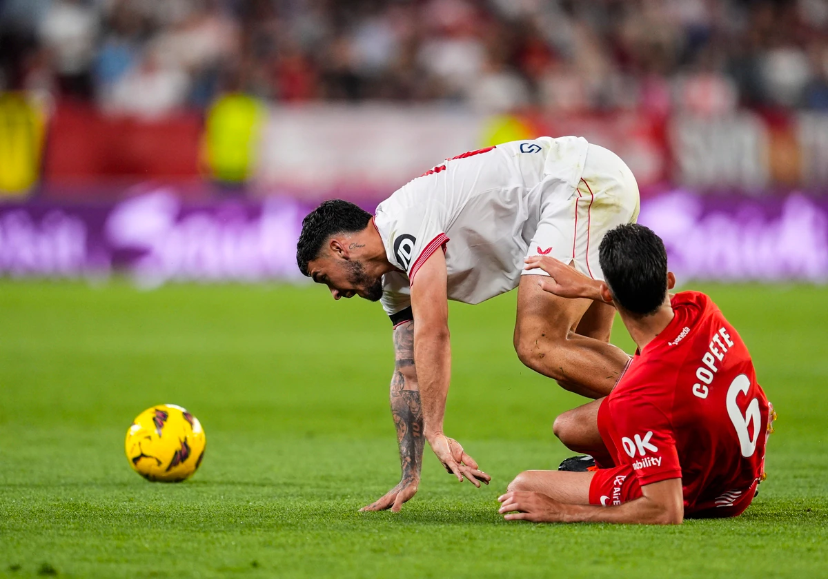 Isaac Romero pelea por un balón durante el Sevilla - Mallorca