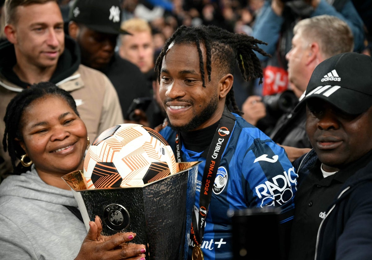 Lookman, junto a su madre, tras ganar la Europa League