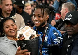 Lookman, junto a su madre, tras ganar la Europa League