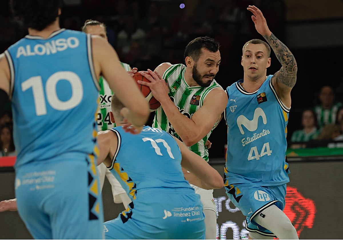 Faggiano, con el balón controlado, intenta superar a la defensa colegial en el Betis - Estudiantes