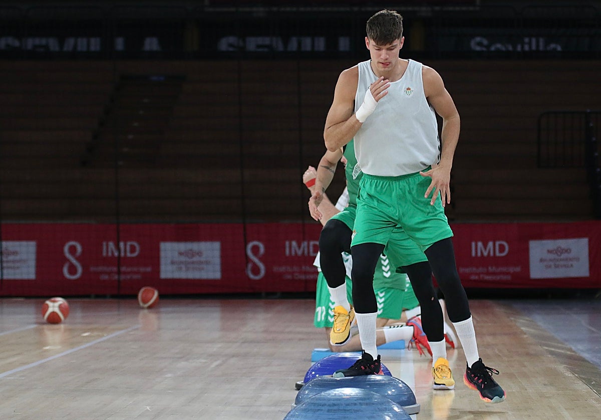 Joaquín Rodríguez, entrenándose junto a sus compañeros esta semana en el pabellón San Pablo