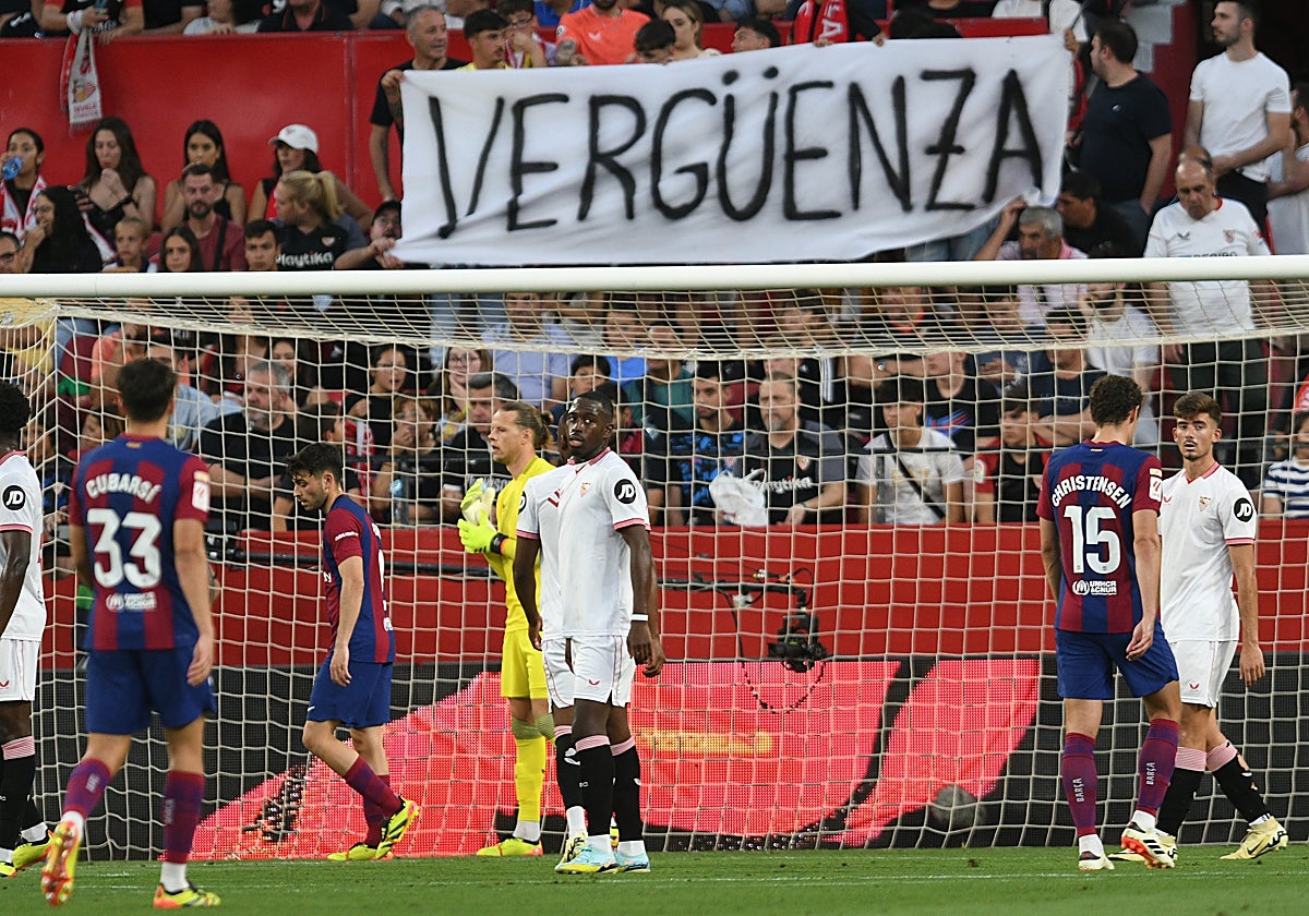 Pancarta en la grada del Sánchez-Pizjuán durante el Sevilla - Barça