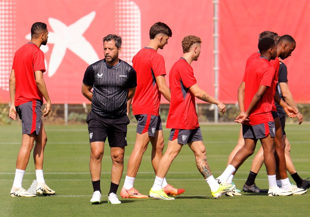 Quique Sánchez Flores da la espalda a los jugadores en un momento captado el pasado sábado en su último entrenamiento a los mandos