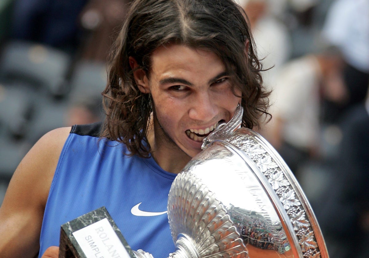 Rafa Nadal, con la Copa de los Mosqueteros de 2006