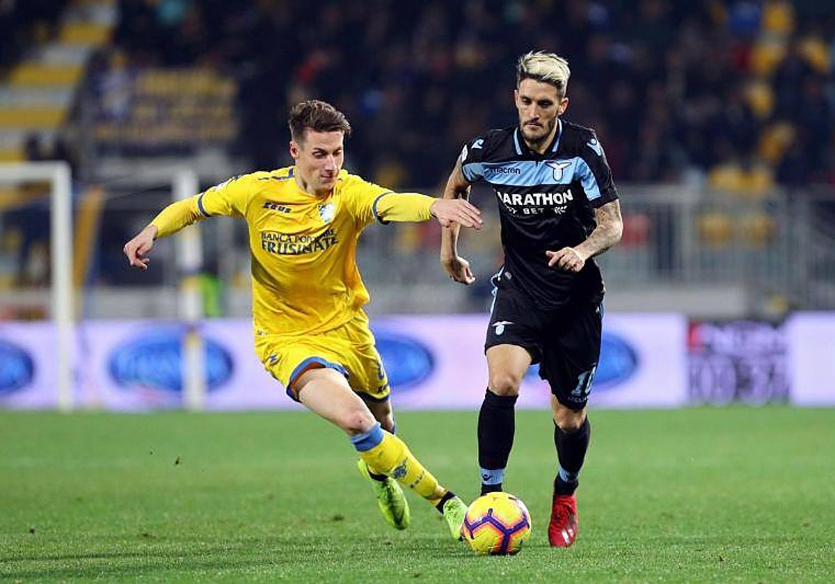 Luis Alberto en Lazio disputando un balón contra el delantero italiano de la Frosinone, Andrea Pinamonti