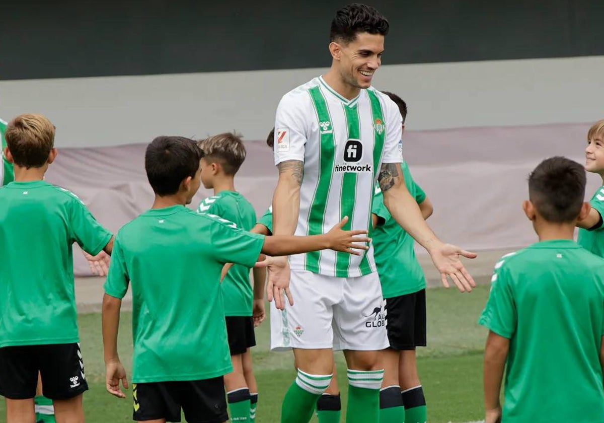 Marc Bartra, durante su presentación como jugador del Betis el pasado verano