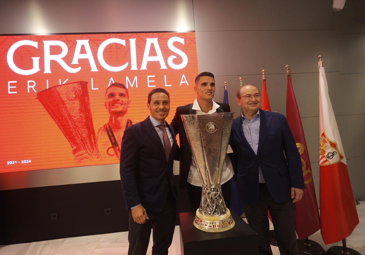 Lamela posa junto al presidente José María del Nido Carrasco y el vicepresidente José Castro