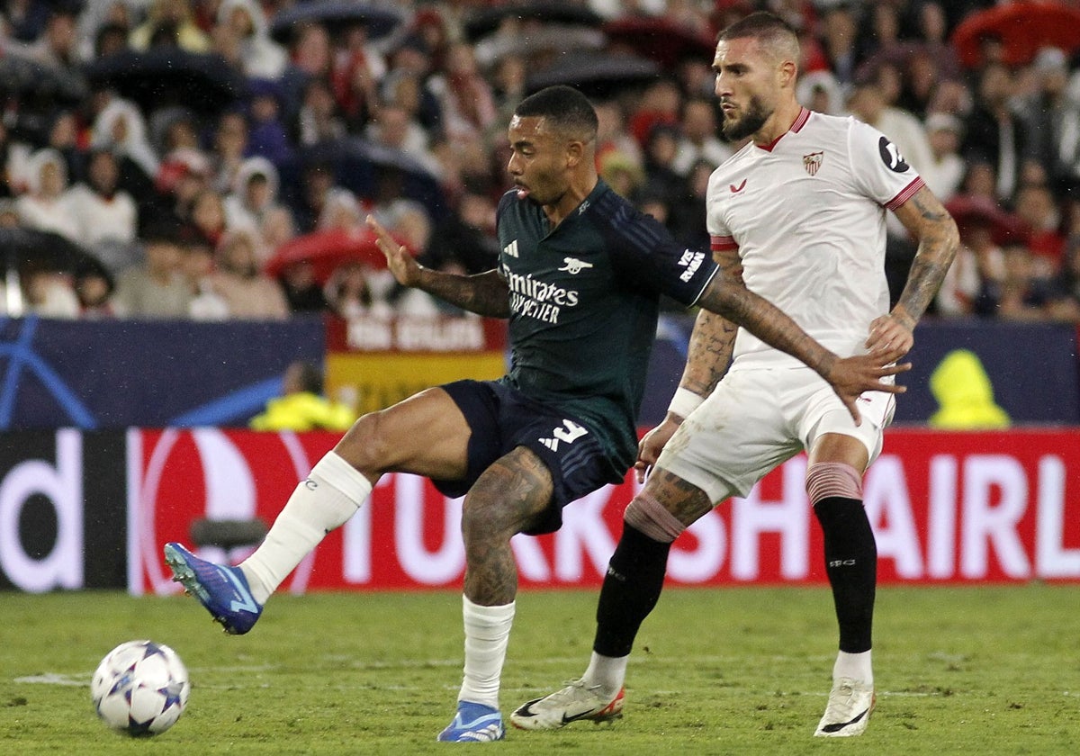 Gabriel Jesús, presionado por Gudelj en la acción del primer gol de los ‘gunners’