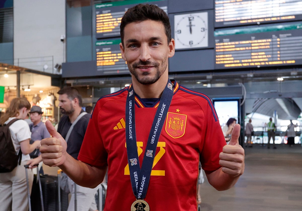 Jesús Navas, en la estación de Santa Justa de Sevilla, con la medalla de ganador de la UEFA Nations League