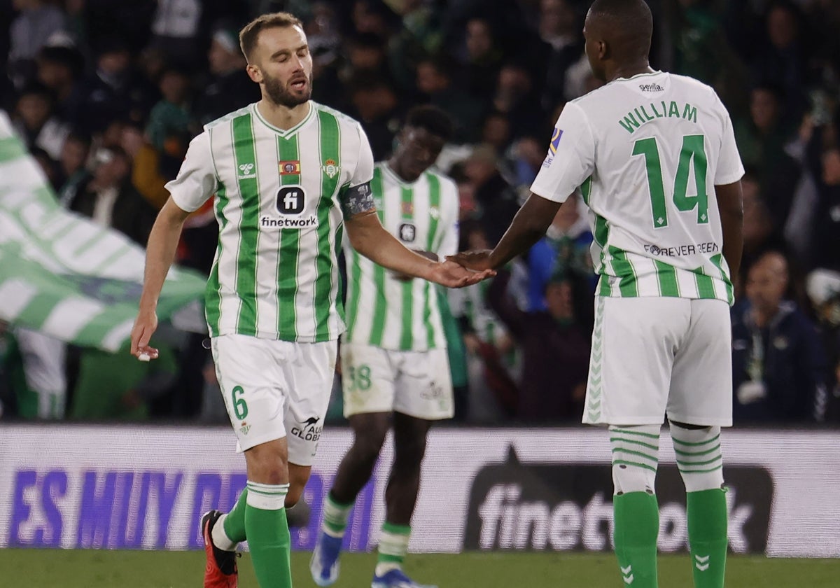 Pezzella es felicitado por William Carvalho tras marcar un gol al Girona en LaLiga 23-24