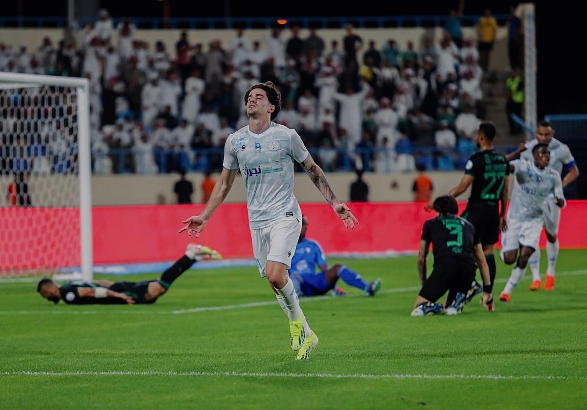 Álex Collado celebra uno de sus goles con el Al-Okhdood