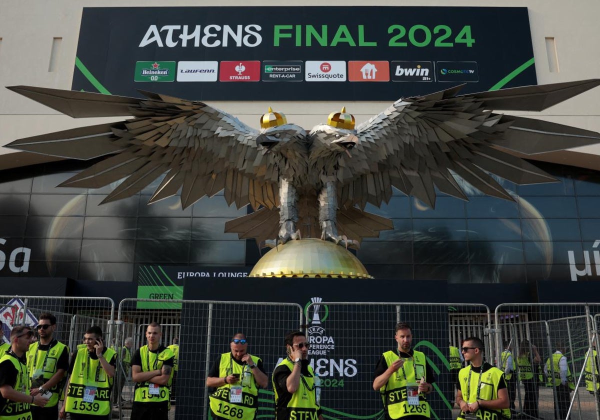 El personal de seguridad rodea el OPAP Arena antes de la final de la Conference Leagu eentre Olympiacos y Fiorentina