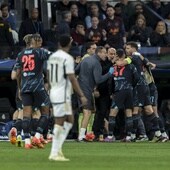 Rodrygo observa a los jugadores del Manchester City celebrar un gol en el Bernabéu
