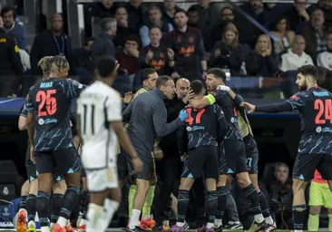 Rodrygo observa a los jugadores del Manchester City celebrar un gol en el Bernabéu