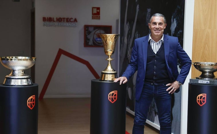 Imagen principal - Arriba del todo, Sergio Scariolo posa con los trofeos que ha conquistado durante los casi 15 años que lleva entrenando a la Selección. Debajo, en la comparecencia con los medios junto a la presidenta de la FEB, Elisa Aguilar. Y por último, el seleccionador mira una pelota de baloncesto que está expuesta en el Museo de la FEB, lugar en el que ha estado hablando sobre su renovación este jueves.