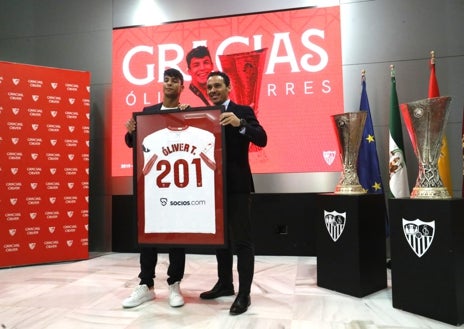 Imagen secundaria 1 - El jugador dijo adiós al Sevilla en un acto en el antepalco del Sánchez-Pizjuán este viernes