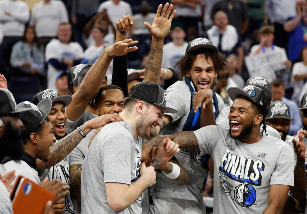 Luka Doncic celebra el triunfo con sus compañeros