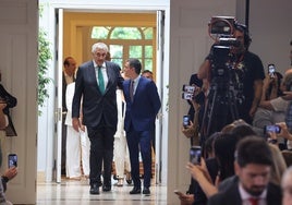 Pedro Sánchez y Fernando Romay, a su entrada al acto de este viernes en La Moncloa