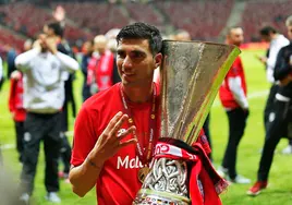 José Antonio Reyes posa con el trofeo de la Europa League conquistada en Varsovia