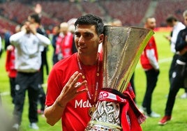 José Antonio Reyes posa con el trofeo de la Europa League conquistada en Varsovia