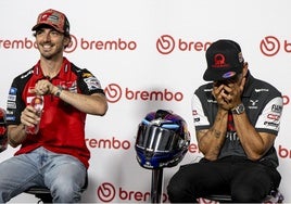 Jorge Martín, junto a Pecco Bagnaia, atiende a la prensa