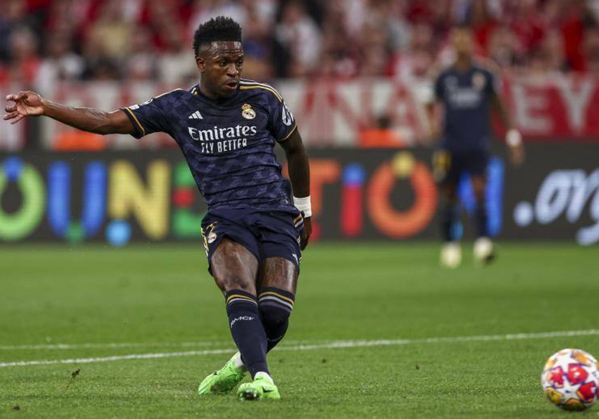 Vinicius Jr, jugador del Real Madrid, da un pase a uno de sus compañeros en el enfrentamiento contra el Bayern de Munich en el Allianz Arena